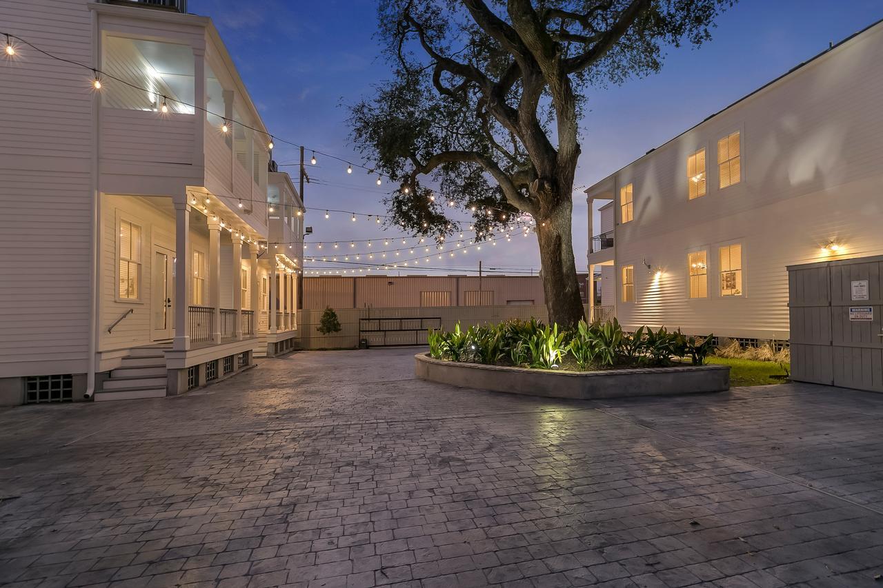 Modern 2Br On Carondelet By Hosteeva Apartment New Orleans Bagian luar foto